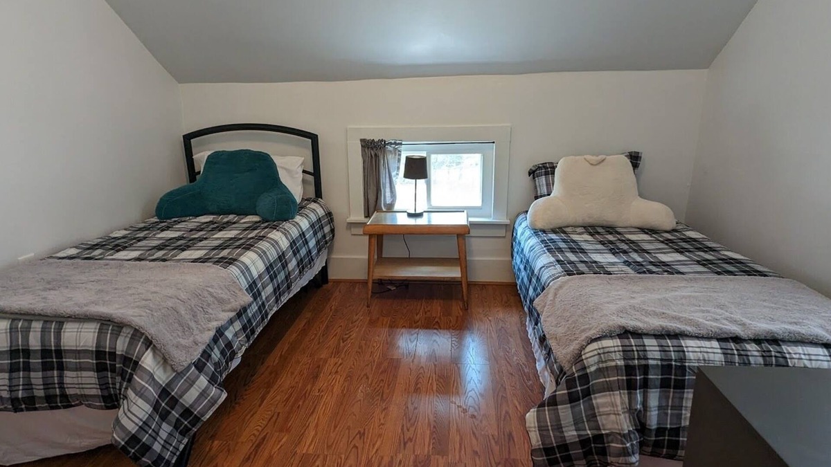 Montague House | Charming Farmhouse Cottage near Lake