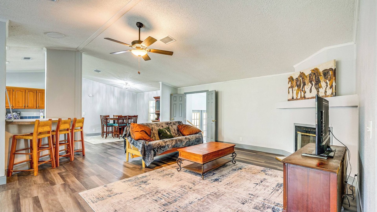 Morriston House | Charming Farmhouse in Morriston w/Fenced Yard
