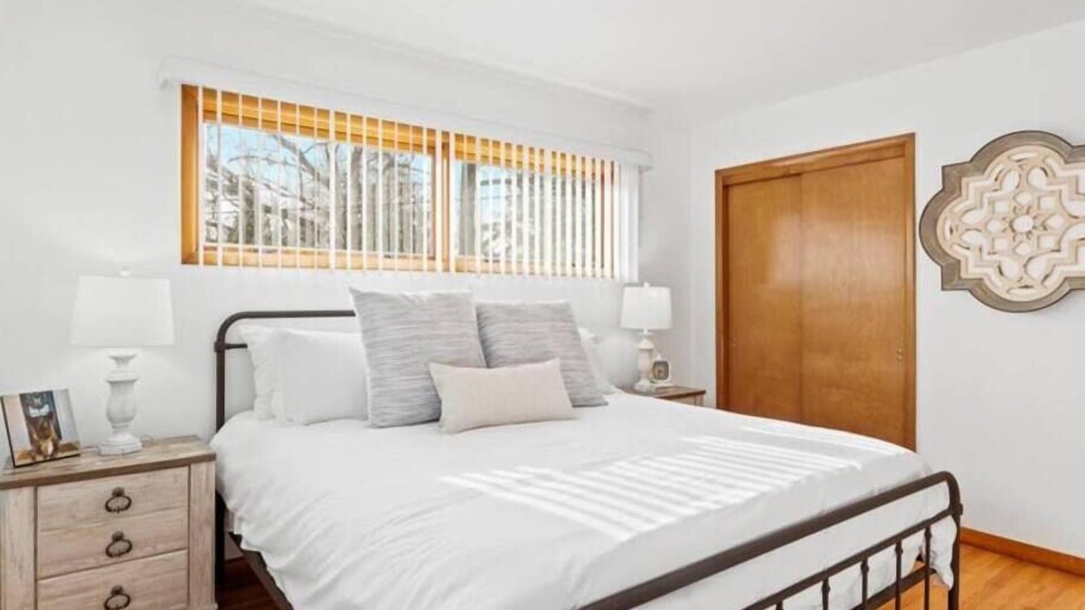 East Palmyra House | Charming Farmhouse Retreat ~ King Suite
