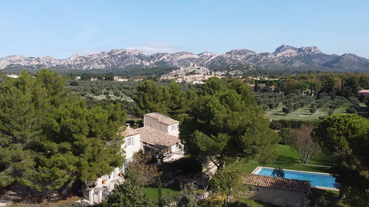 Aureille Other | Charming farmhouse with large swimming pool and magnificent view of the Alpilles mountains