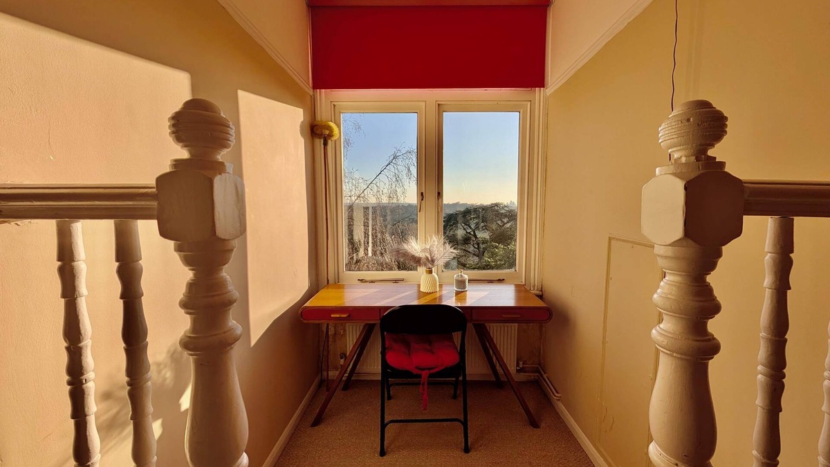 London Borough of Bromley Apartment | Charming Flat in Bromley with Parking