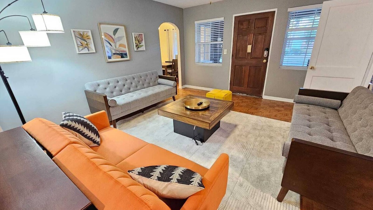 Colonialtown South House | Charming Foodie Lovers Duplex walk to Mills50 - sleeps 10