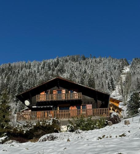 La Chapelle-d'Abondance Ski Chalet | Charming, cosy chalet nestled in a breathtaking surrounding with spectacular, stunning mountain views