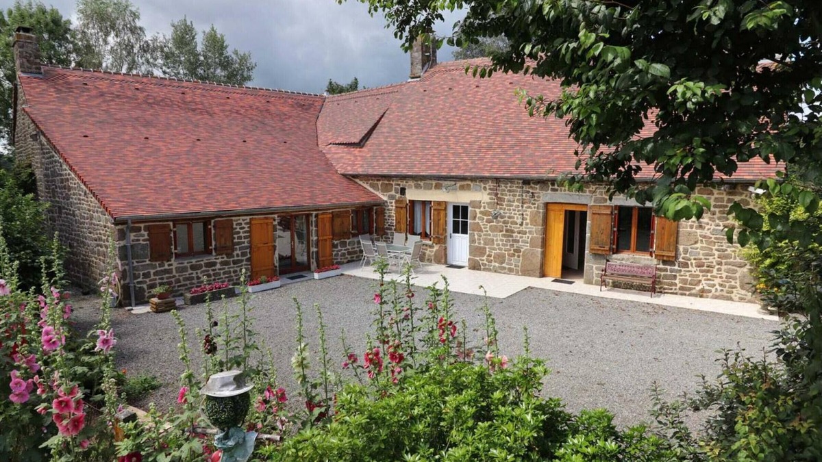 Saint-Bomer-les-Forges Cottage | Charming 19th-Century Home: WiFi, Fireplace, Baby Gear, Garden, Pet-Friendly, Cozy Countryside Retreat
