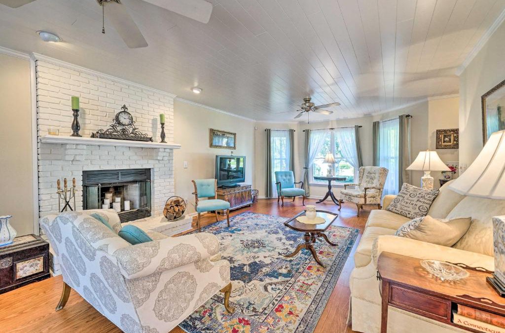 Wilmington House | Charming French Chateau with Deck Near Beach!