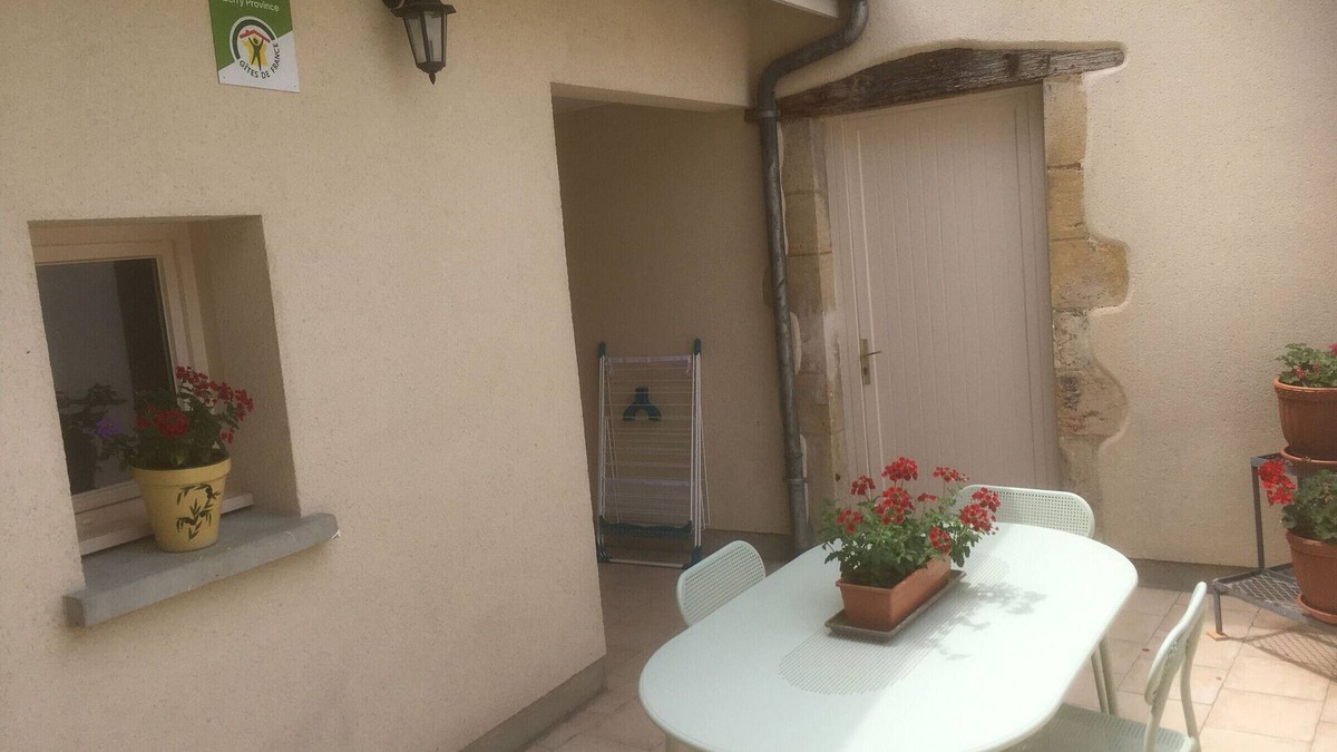 Dun-sur-Auron Cottage | Charming Gîte in Dun-sur-Auron: 3BR, Close to Shops, Cozy Courtyard, Garage Included