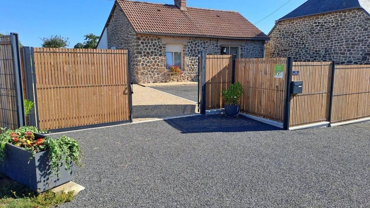 Saint-Mars-d'Egrenne Cottage | Charming Granite Cottage: Secluded Garden, Baby-Friendly, Amenities Included, Near Leisure Base