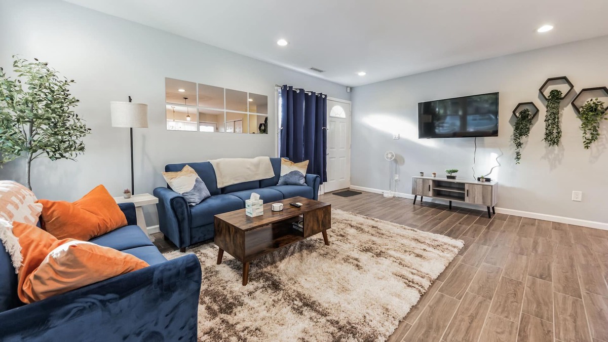 Levittown House | Charming Getaway: King Bed/3 TVs/Large Backyard/Centrally Located - New Listing!