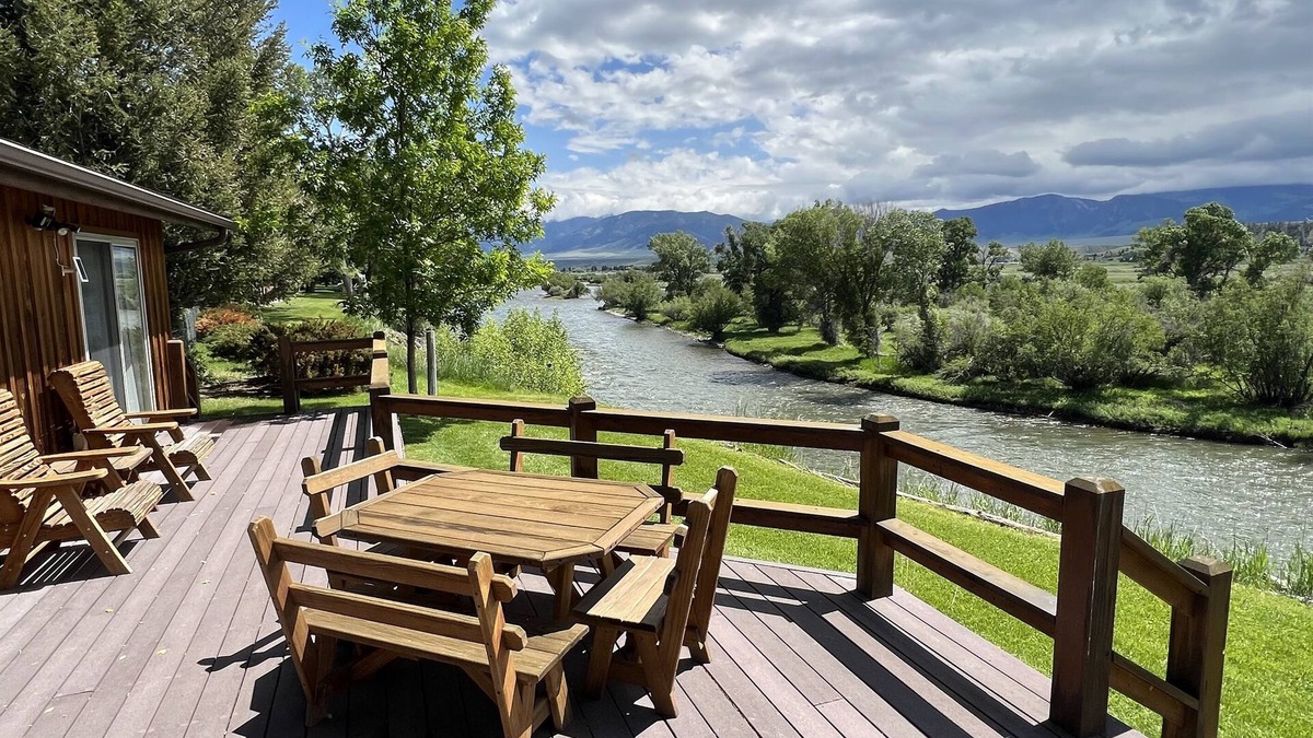 Ennis House | Charming Getaway on the Banks of the Madison River