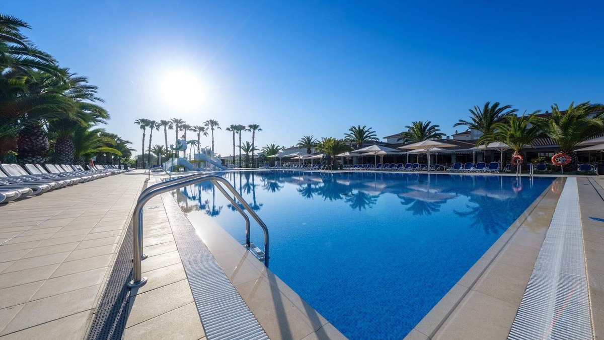 El Vendrell House | Charming Getaway with Garden