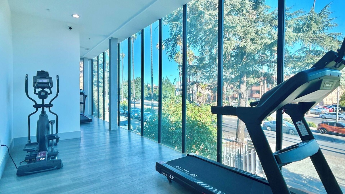 Van Nuys Apartment | Charming Glass-Front One Bedroom Spacious Living Free Parking