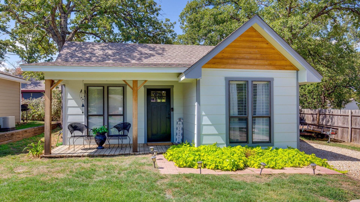 Granbury Cottage | Charming Granbury Cottage Retreat w/Private Patio