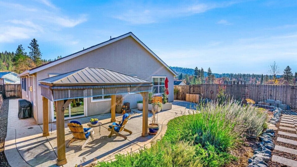 Grass Valley House | Charming Grass Valley Haven-Contemporary Comfort with a local touch of Elegance