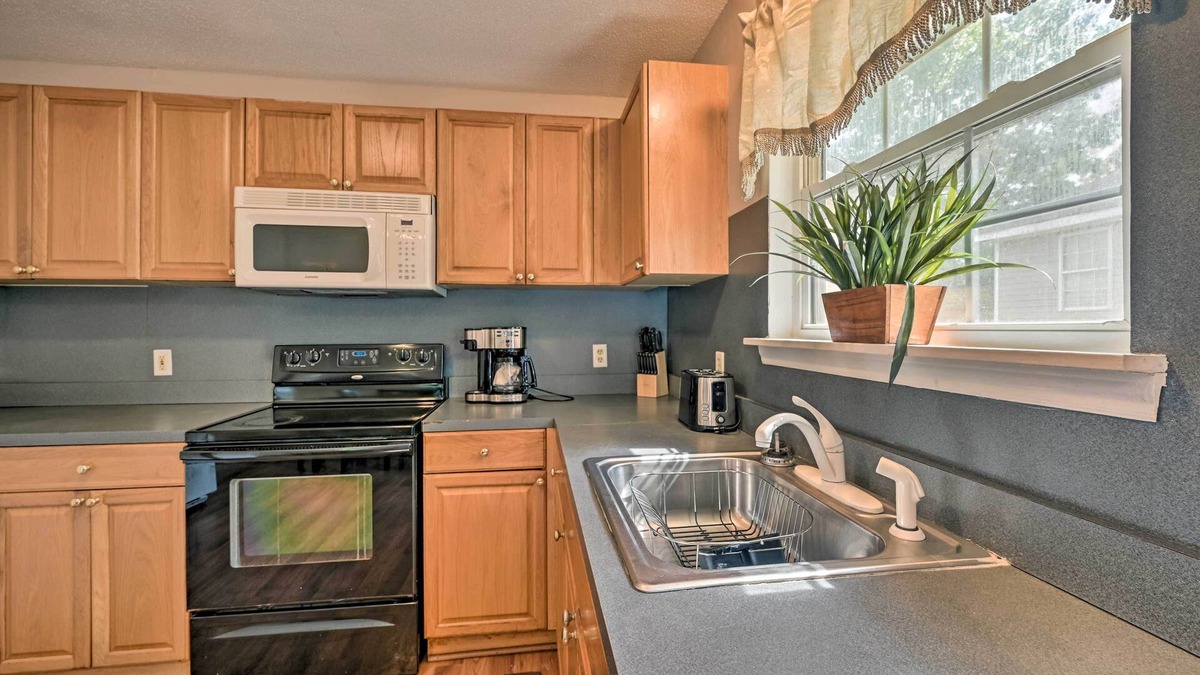 Greensboro Cottage | Charming Greensboro Getaway w/Large Backyard