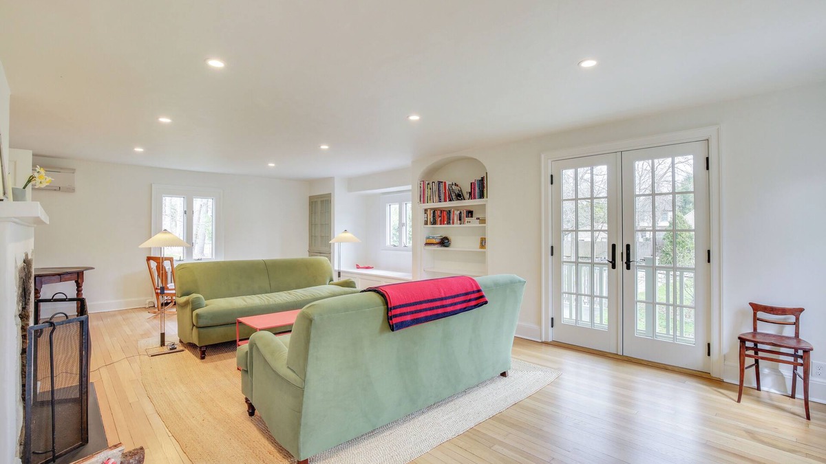 Cos Cob House | Charming Greenwich Escape Near Wooded Trails!