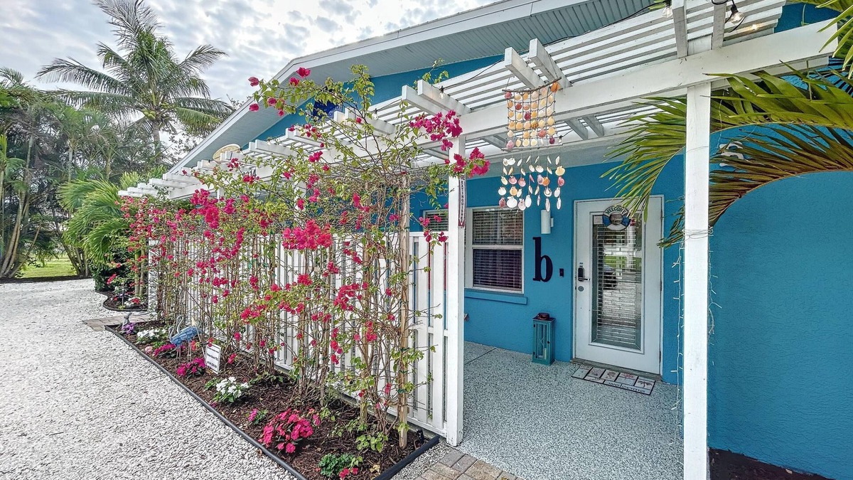 Ilexhurst Cottage | Charming Ground Level Resort Style 3unit condo unit B a few steps from the beach