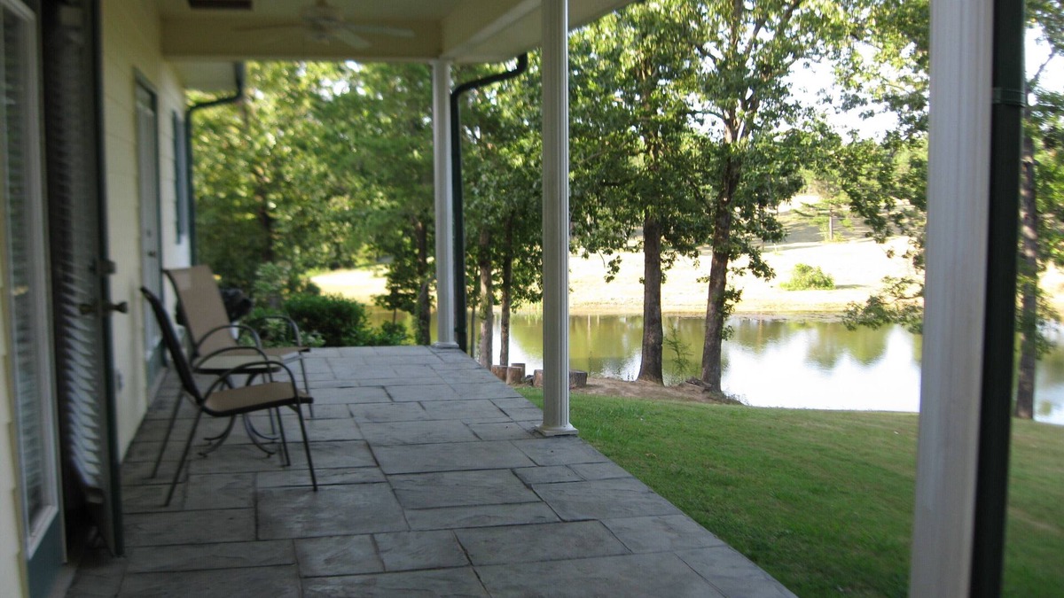 Calhoun County Cottage | Charming Guest Cottage - Very Private-25 Minutes from Oxford