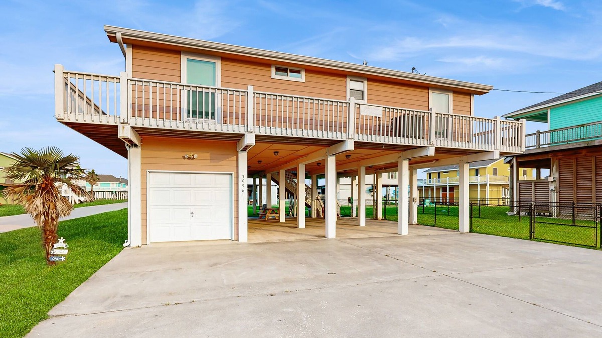 Port Bolivar House | Charming | Gulf Views | Large Deck | Dog Friendly
