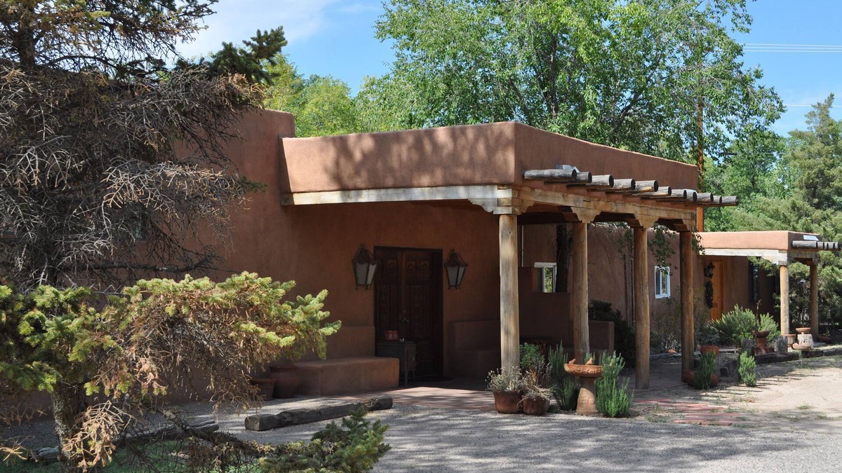 Alamedan Valley House | Charming Hacienda Style Adobe Enchants You