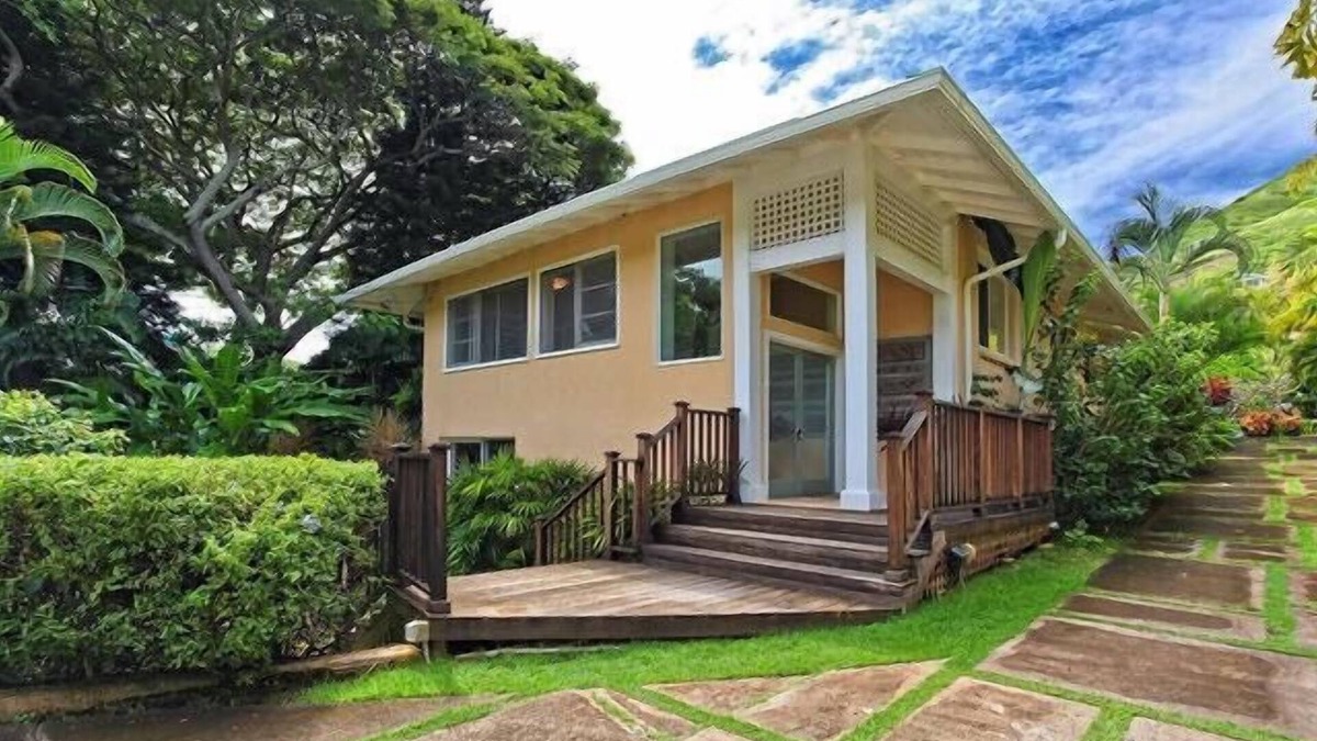 Coconut Grove Apartment | Charming Hale Mokolea in Lanikai –2BR, 2BA, Full Kitchen