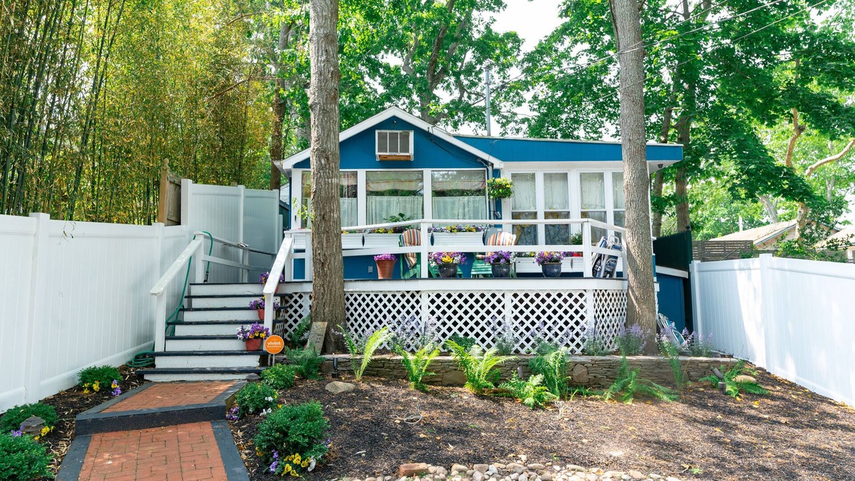 Springs Cottage | Charming Hamptons cottage with private deck & full kitchen - walk to beach