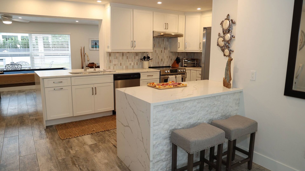 New Smyrna Beach House | Charming Happiness room for 6 guests. Located half mile from beach, shops, food