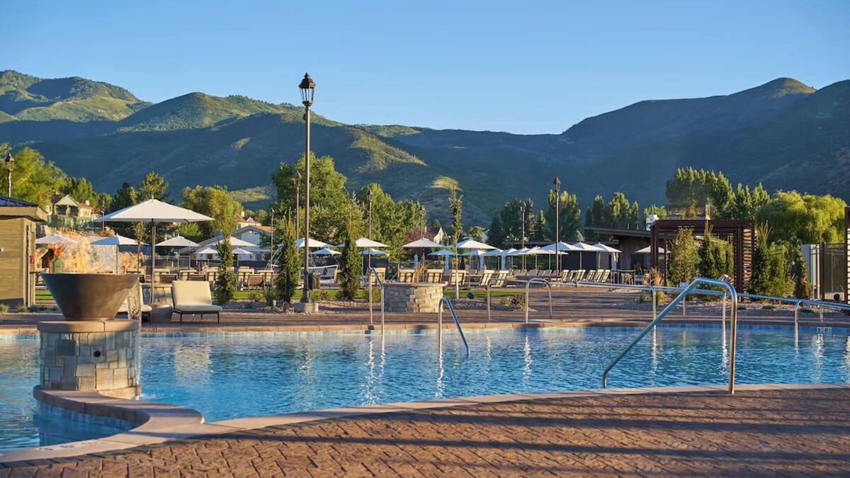 Midway Hotel | Charming Haven w/Resort Access & Majestic Outdoors - Your Perfect Getaway!