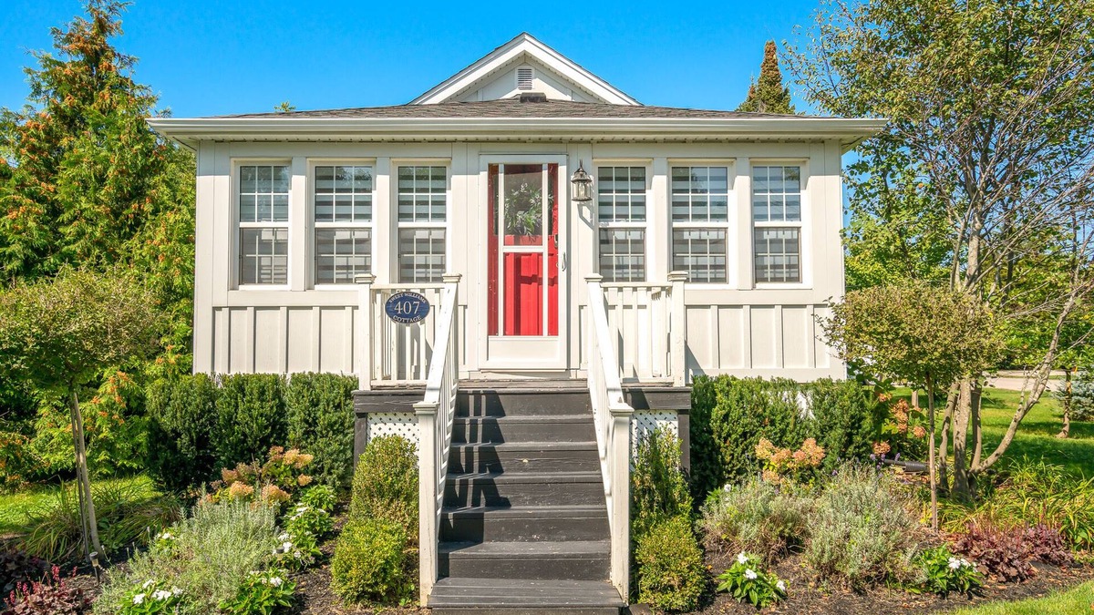 Historic Old Town House | Charming Historic Cottage in Old Town Niagara-on-the-Lake