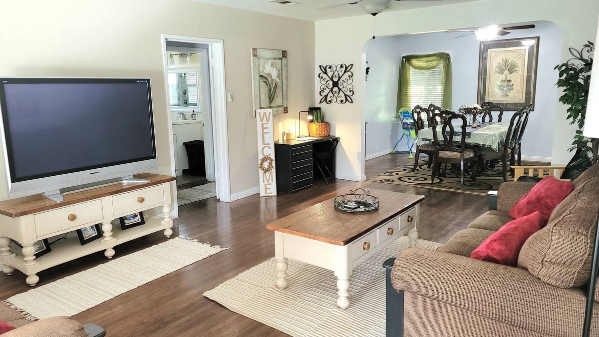 Bakersfield House | Charming Hideaway