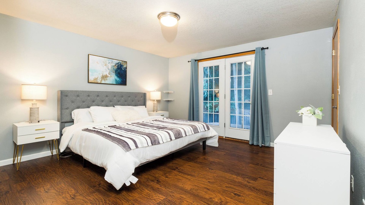 Hillsboro House | Charming Hillsboro Retreat on Windstone St Awaits Your Arrival - Book Now #41769