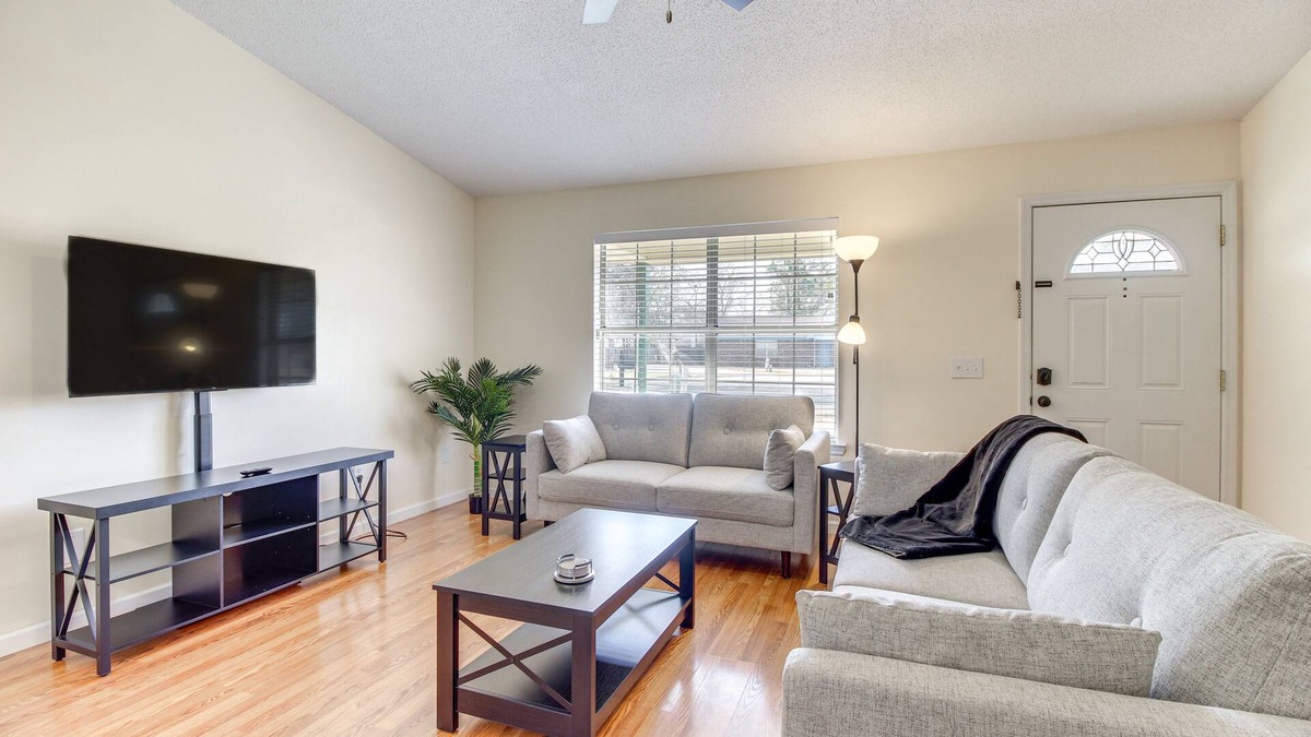 Hinesville House | Charming Hinesville Home < 6 Mi to Fort Stewart