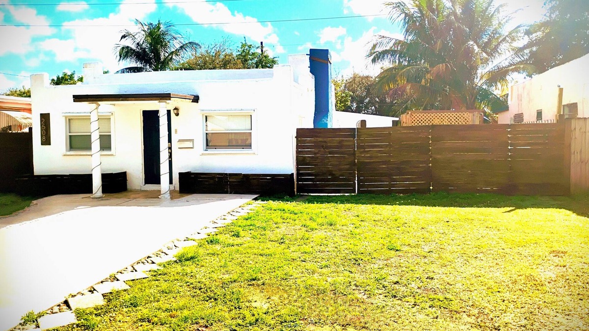 Little Ranches House | Charming Historic 2-Bedroom Bungalow-Fantastic by Downtown Hollywood w/Wi-Fi,+
