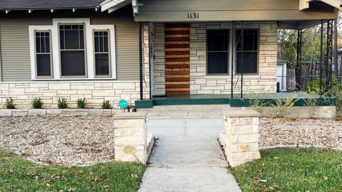 Eastside Promise Neighborhood House | Charming Historic 3-bedroom house with AC and WiFi in amazing San Antonio