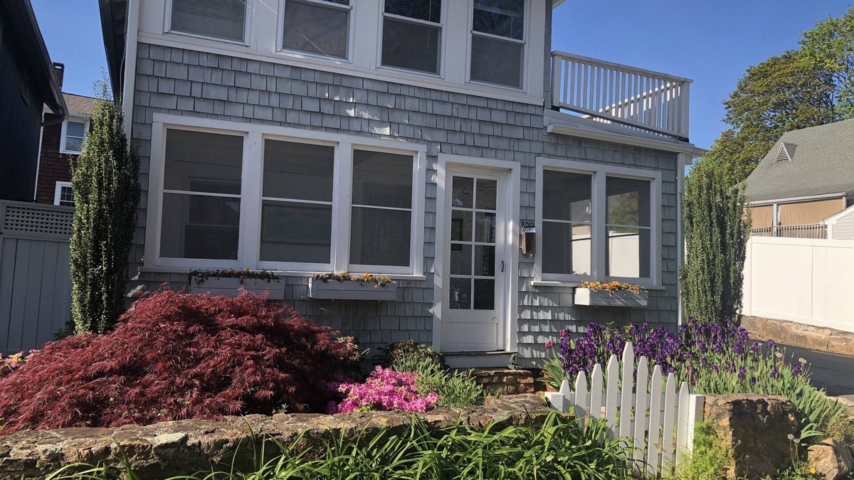Branford Cottage | Charming Historic Cottage, 130 Footsteps To Private Beach, Sleeps Five, Peaceful