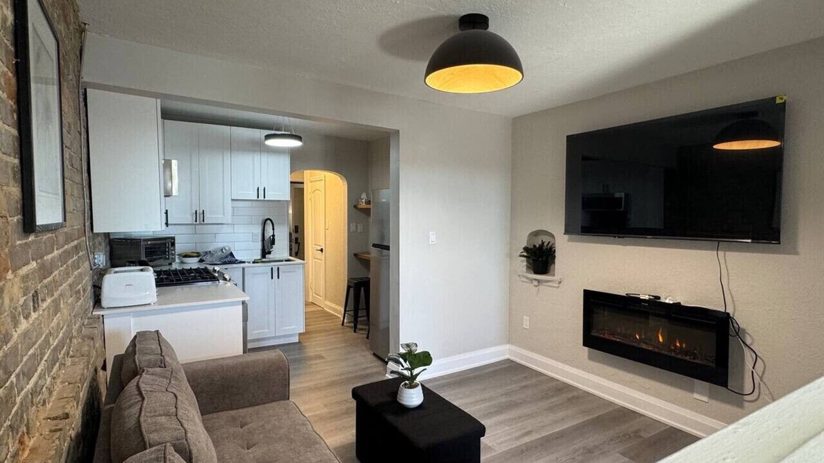 Downtown London Apartment | Charming Historic Downtown Apartment 1-BD Retreat