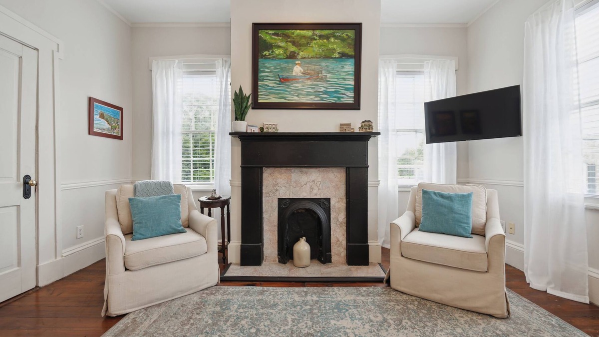 Historic Downtown Savannah House | Charming Historic Duplex w/Courtyard & Parking