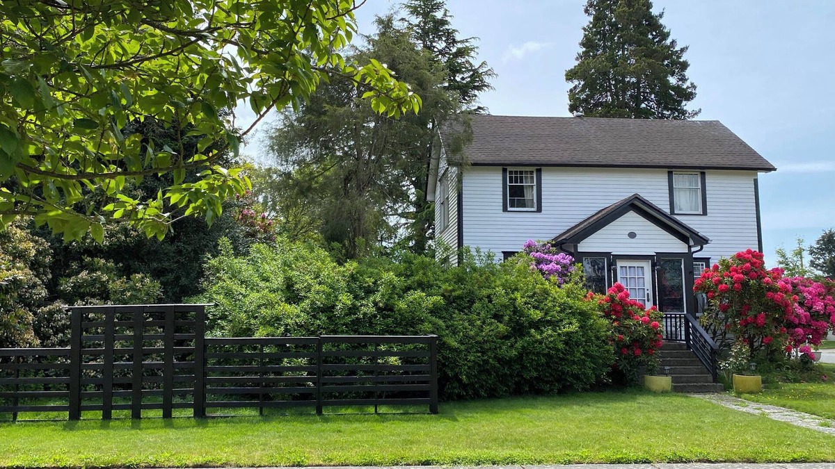 Blaine House | Charming historic house in Blaine. 1 block to water, and downtown. 5 min-Canada.
