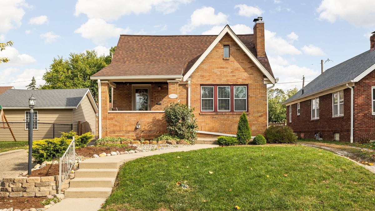 Indianapolis House | Charming Historic Fully Updated Home- Sleeps 12-13. Pet friendly!