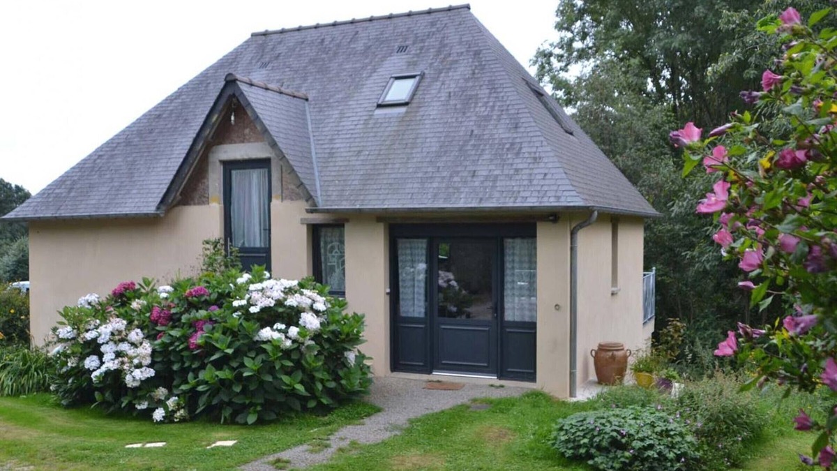 Le Mesnil-Rainfray Cottage | Charming house with balcony on green hill