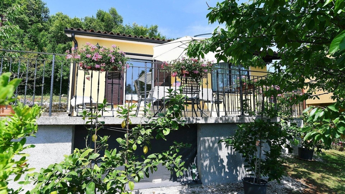 Obrs House | Charming Holiday Home with Terrace and Garden - One Bedroom Holiday Home