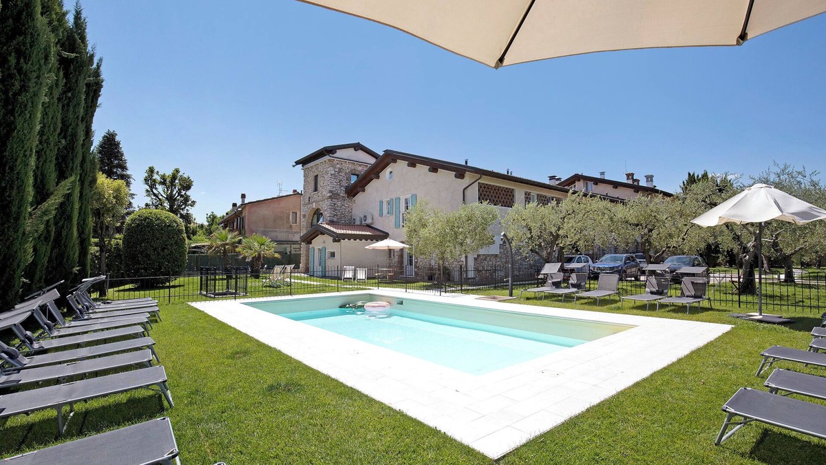 Desenzano del Garda Apartment | Charming Holiday Apartment "Olivo" Wi-Fi, Shared Garden & Pool