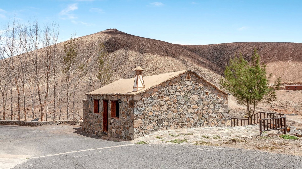 Pajara House | Charming Holiday Home “Alonso” with Mountain View, Terrace & Wi-Fi