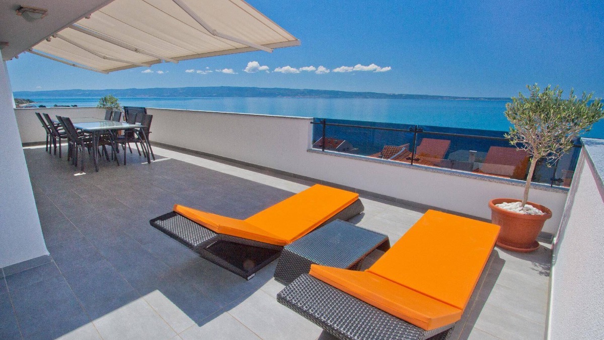 Podstrana House | Charming Holiday House in Podstrana with Green Garden