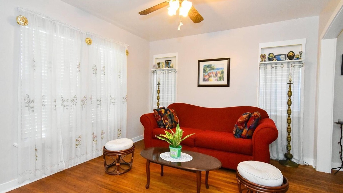 Del Mar House | Charming Home Five Minutes To The Beach, Very Close to the Aquarium & Lexington