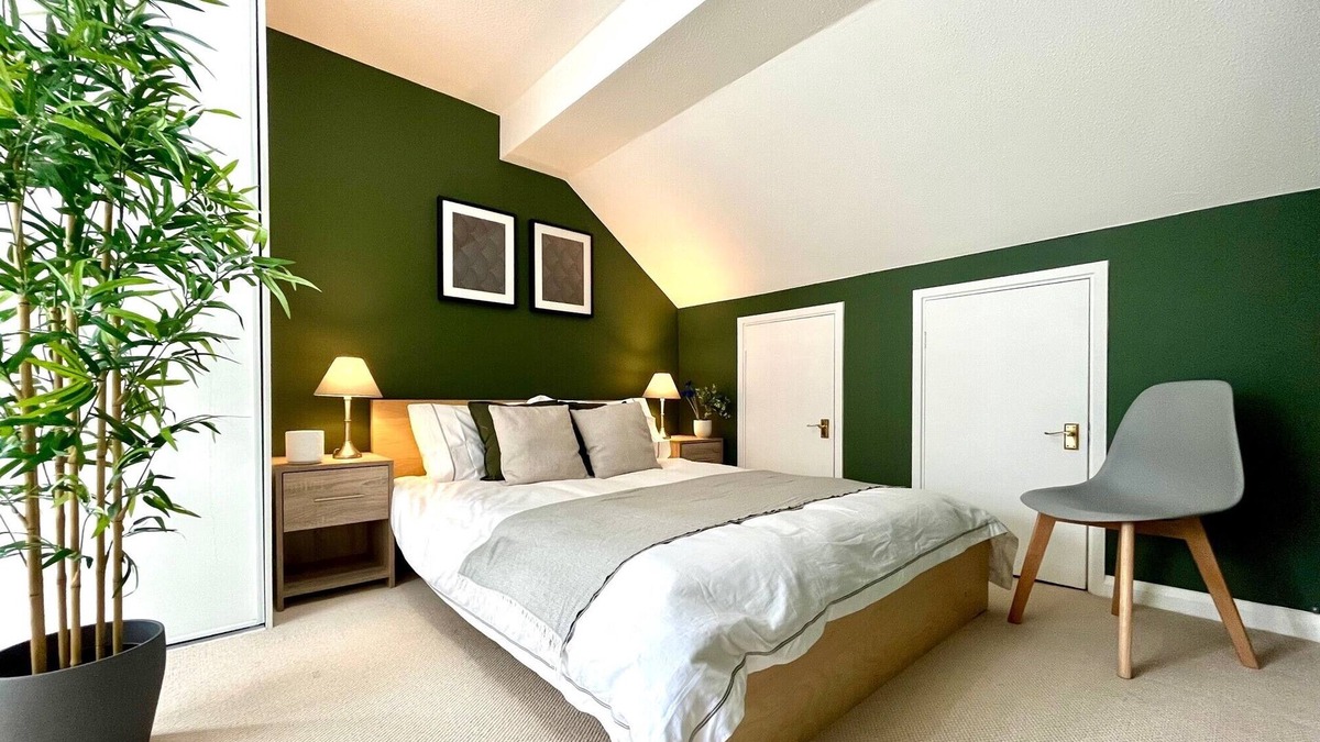 Crawley City Centre House | Charming home near Gatwick Airport