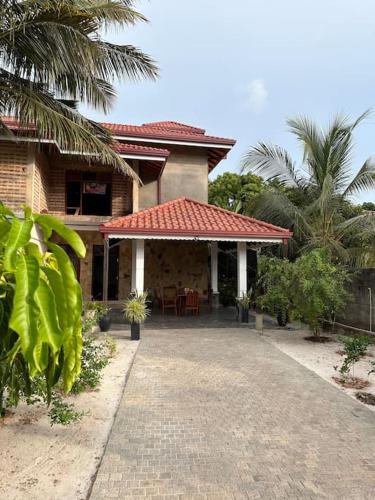 Daluwakotuwa House | Charming home near the beach