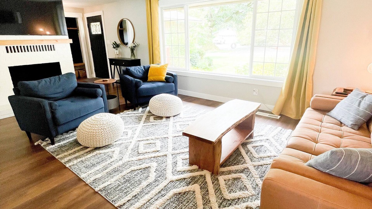 Lynden House | Charming Home Suitable for Large Families, Walk to Downtown & Beautiful Park