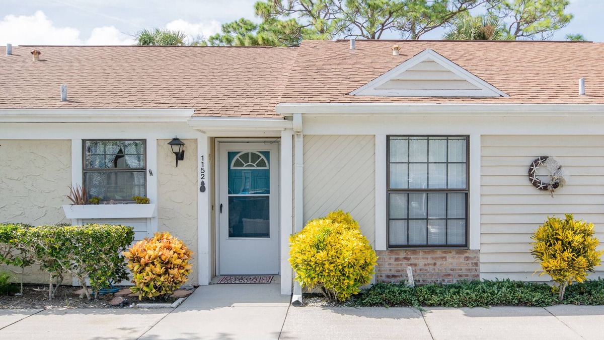 Fairgreen House | Charming home looks out onto Hidden Lakes Golf Course. 1152F