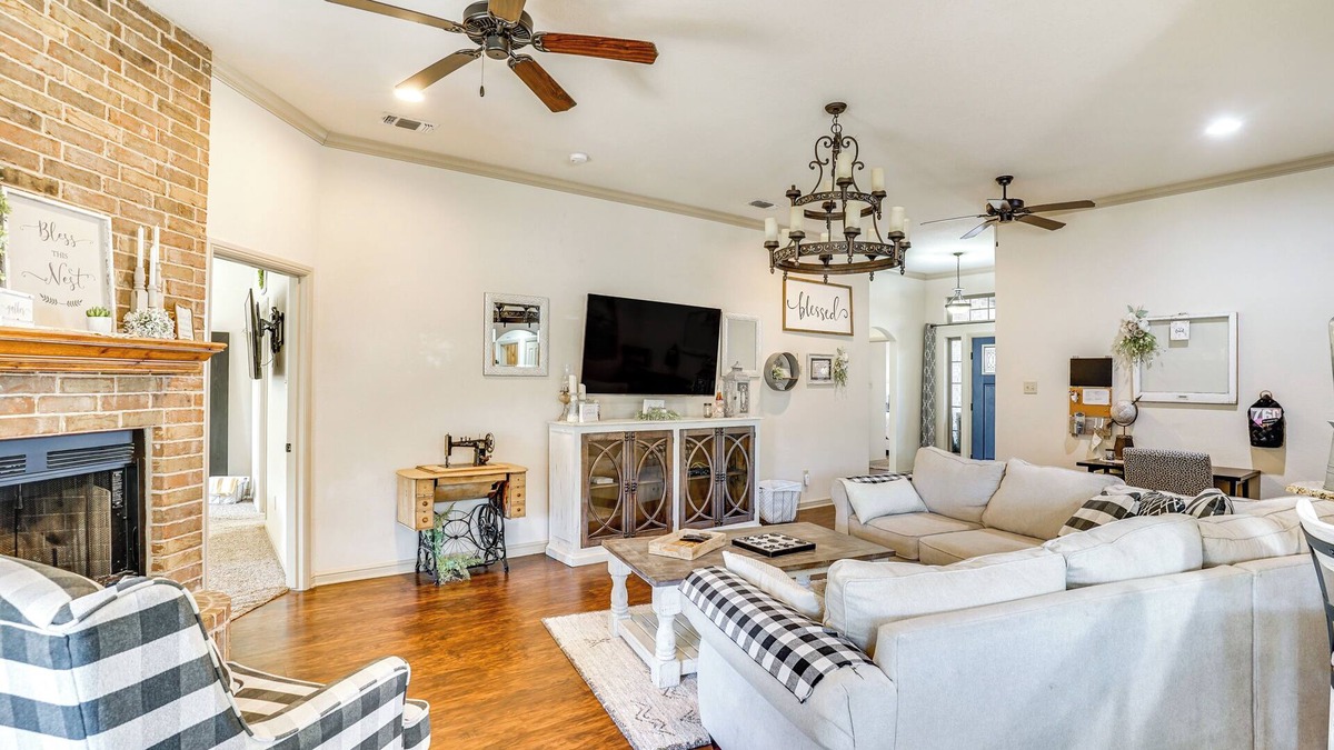 Weatherford House | Charming Home w/Chiminea in Weatherford!