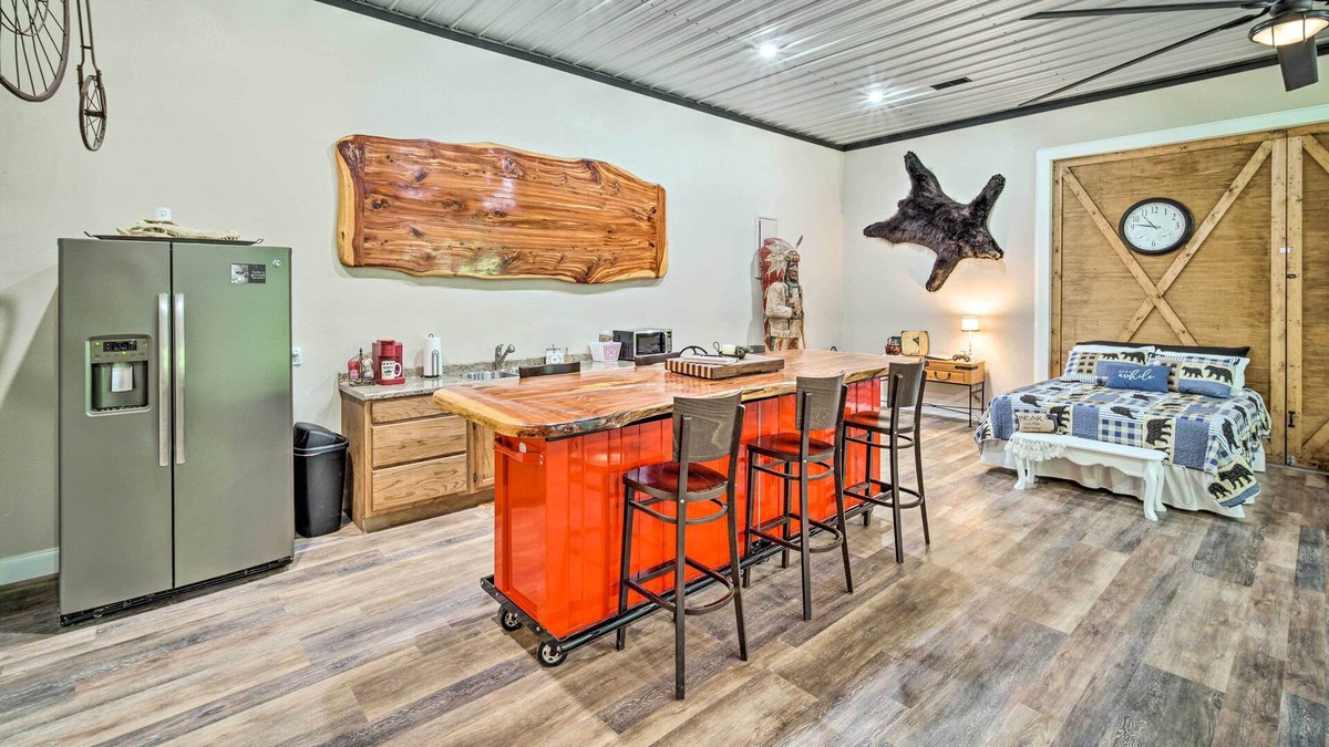 Centre Apartment | Charming Home w/ Patio ~ 9 Mi to Cave Spring!